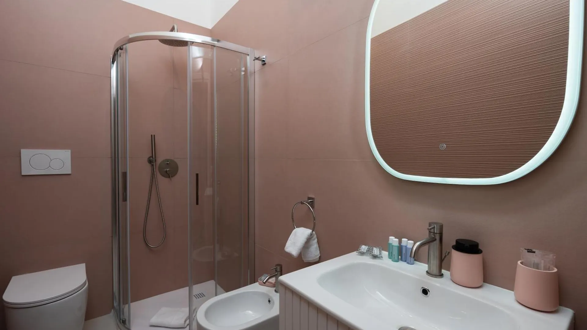 Alida Rooms Rom
